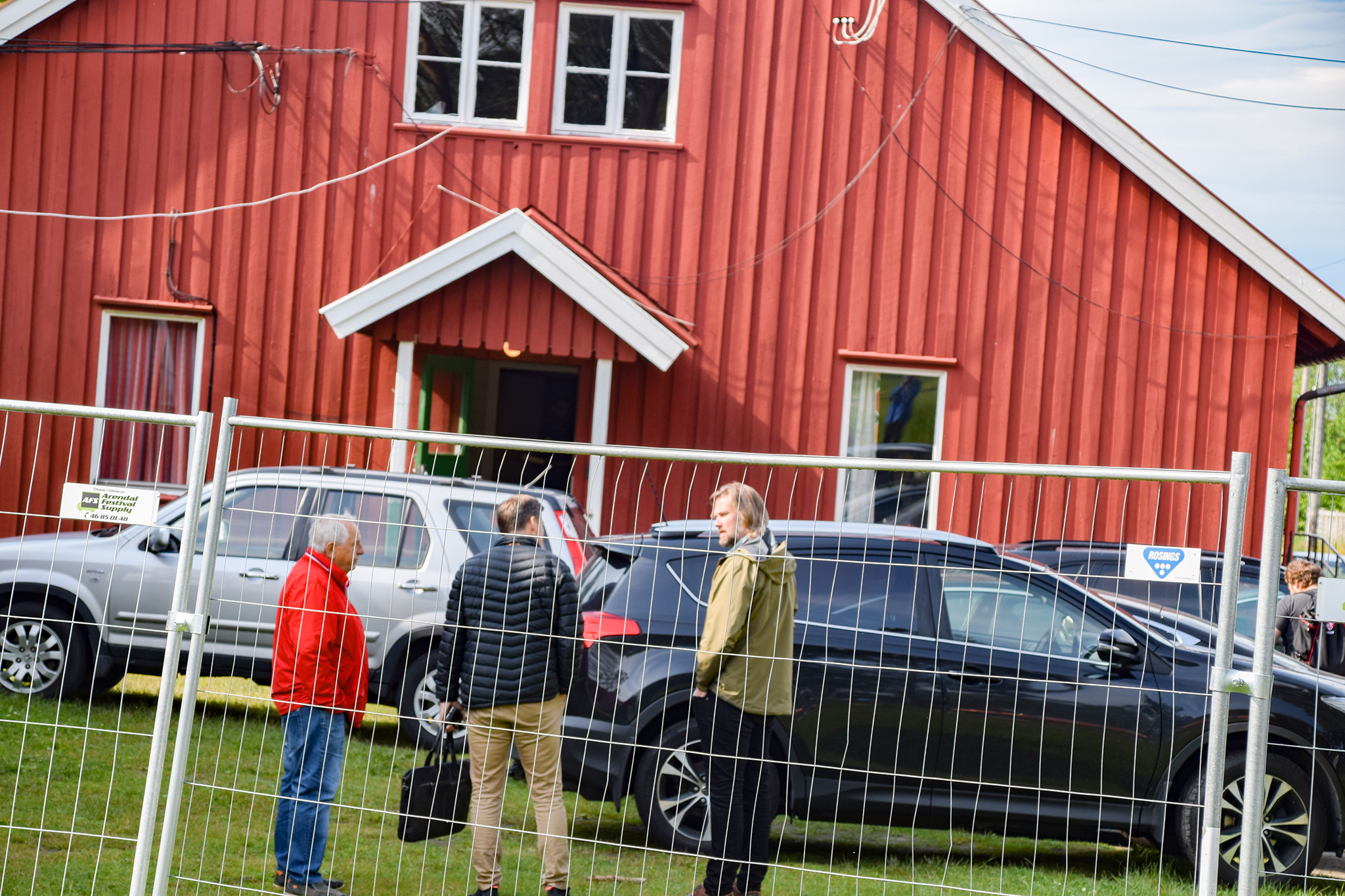 HOVE MUSC FESTIVAL: Her ankommer advokaten festivalkontoret på Hove og blir tatt imot av festivalsjef Marius Amundsen. Foto: Esben Holm Eskelund