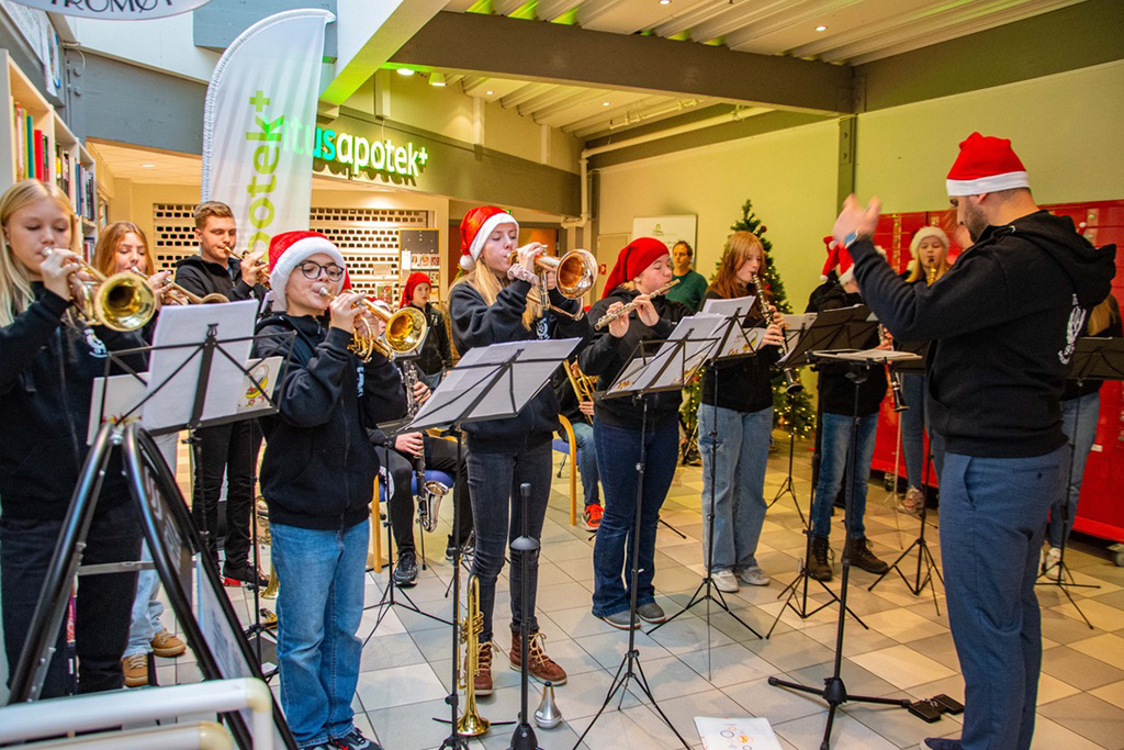 ADVENTSKONSERT: Unge musikanter i Tromøy skolemusikkorps holdt adventskonsert på Tromøytunet. Foto: Andreas Werner Larsen